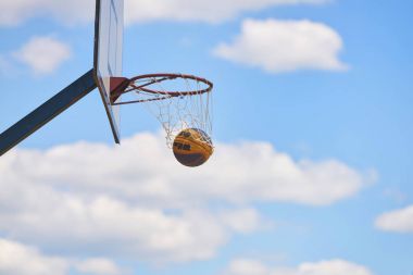 Güneş ve gökyüzünde basketbol potası
