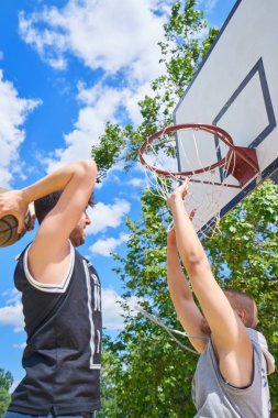basketbolcu yüksekten uçuyor ve puanlama eylem