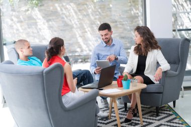 Fotoğraf genç businessmans mürettebat modern coworking uzayda yeni başlangıç projesi ile çalışma.