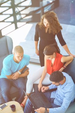 Girişimci iş adamları modern ofiste her gün çalışıyorlar.