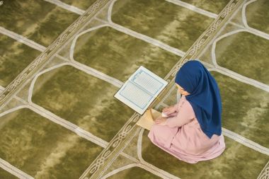 Camide Namaz kılan Genç Müslüman Kadın