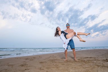 Hamile çift Sahilde yürüyüş