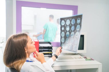 Kendine güvenen hoş doktor MRI tarama sonuçlar ile çalışma