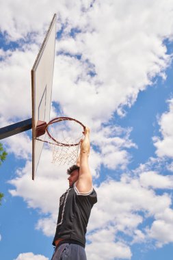 basketbolcu yüksekten uçuyor ve puanlama eylem