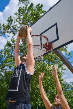 basketbolcu yüksekten uçuyor ve puanlama eylem