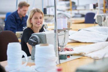 Terzi bir tekstil fabrikasında bir makineye atanan yeni, ustabaşı bir şey açıklar