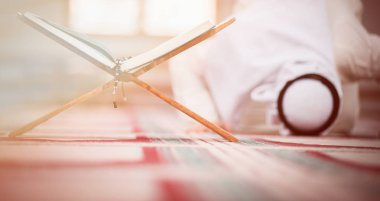 Dindar Müslüman adam caminin içinde dua ediyor.