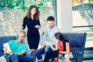 Başlangıç iş adamları grup çalışma günlük iş modern adlı ofis coworking