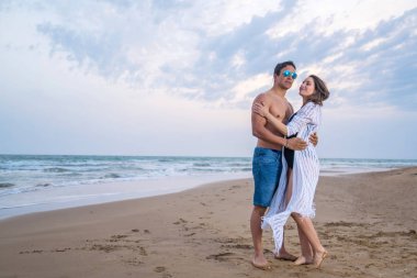 Hamile çift Sahilde yürüyüş