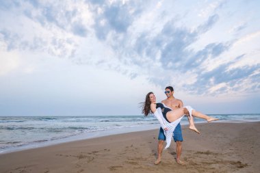 Hamile çift Sahilde yürüyüş