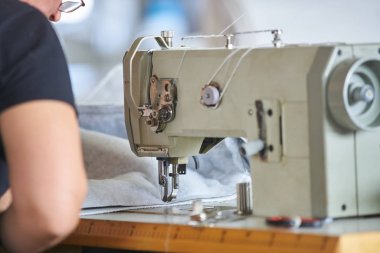 Terzi veya fabrika dikiş ile bir sanayi dikiş makinesi işçisi