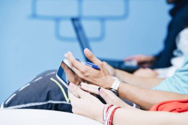 Başlangıç iş adamları grup çalışma günlük iş modern adlı ofis coworking