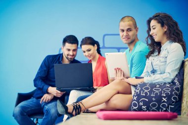 Başlangıç iş adamları grup çalışma günlük iş modern adlı ofis coworking