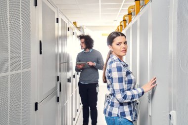 sunucu bakım bir veri merkezinde çalışan iki genç teknisyen