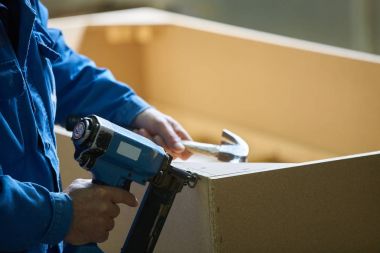 Genç bir erkek işçi işe bir fabrikada mobilya imalatı için