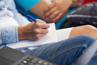 Girişimci iş adamları modern ofiste her gün çalışıyorlar.