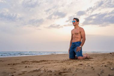 Kumsaldaki genç adam.