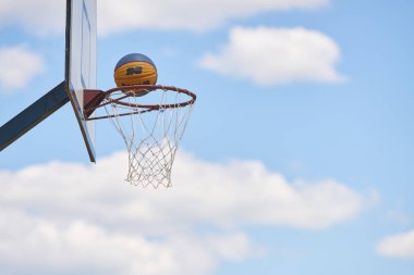 Güneş ve gökyüzünde basketbol potası