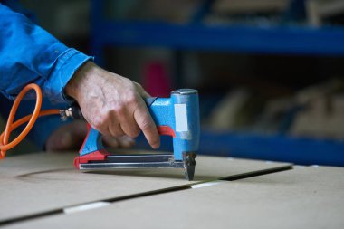 Genç bir erkek işçi işe bir fabrikada mobilya imalatı için