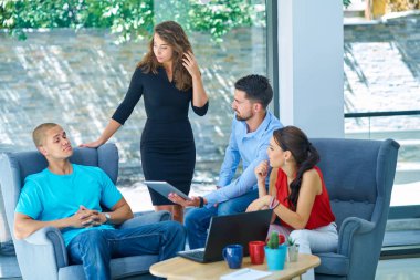 Girişimci iş adamları modern ofiste her gün çalışıyorlar.