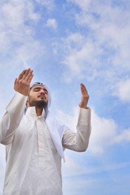 Dağlarda dua iislamic adam.