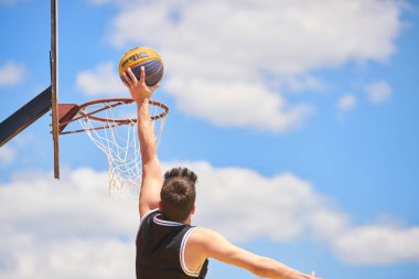 basketbolcu yüksekten uçuyor ve puanlama eylem