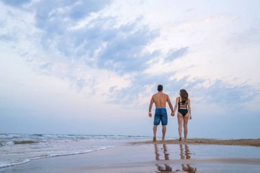 Hamile çift Sahilde yürüyüş