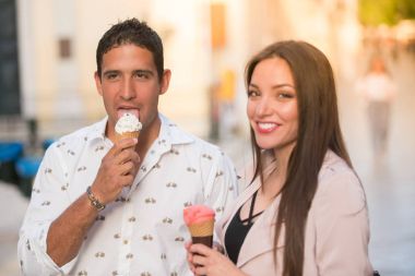 Dondurma koniler yeme Çift