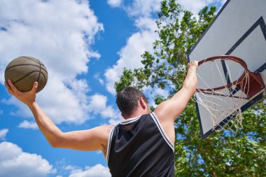 basketbolcu yüksekten uçuyor ve puanlama eylem
