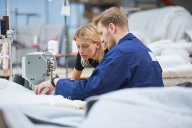 Terzi bir tekstil fabrikasında bir makineye atanan yeni, ustabaşı bir şey açıklar