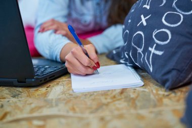 Girişim işi, yazılım geliştiricisi modern ofiste bilgisayar üzerinde çalışıyor