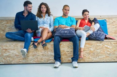 Girişimci iş adamları modern ofiste her gün çalışıyorlar.