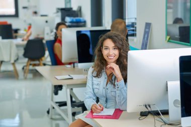 Girişimci iş adamları modern ofiste her gün çalışıyorlar.