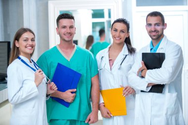 Klinik, Meslek, kişi, sağlık ve tıp kavramı - mutlu grup doktor veya hastane koridor az doktorlar