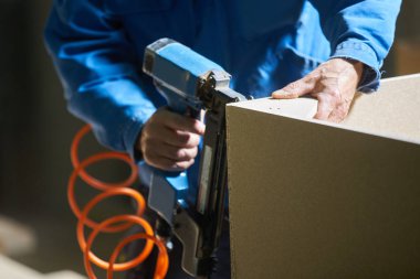 Genç bir erkek işçi işe bir fabrikada mobilya imalatı için