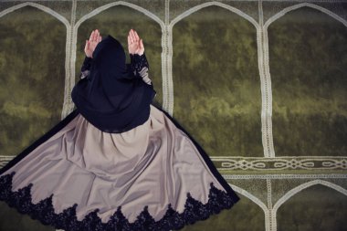 Camide Namaz kılan Genç Müslüman Kadın