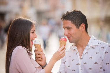 Dondurma koniler yeme Çift