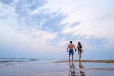 Hamile çift Sahilde yürüyüş