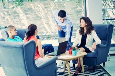 Başlangıç iş adamları grup çalışma günlük iş modern adlı ofis coworking