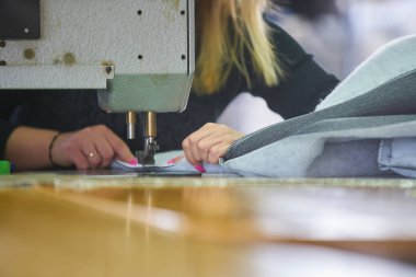 Terzi veya fabrika dikiş bir sanayi dikiş makinesi ile işçi, çok doğru olduğunu