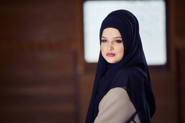 Camide Namaz kılan Genç Müslüman Kadın