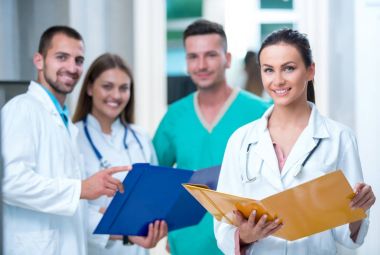 Klinik, Meslek, kişi, sağlık ve tıp kavramı - mutlu grup doktor veya hastane koridor az doktorlar
