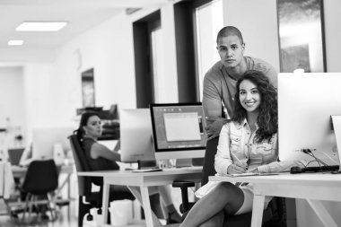 Girişimci iş adamları modern ofiste her gün çalışıyorlar.