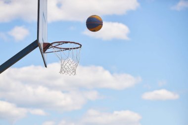 Basketbol çember güneş ışığı ve gökyüzü / hedef konsepti için