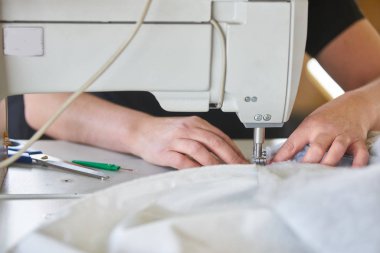 Terzi veya fabrika dikiş bir sanayi dikiş makinesi ile işçi, çok doğru olduğunu