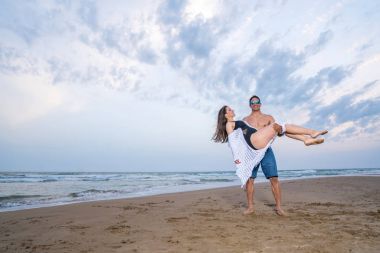 Hamile çift Sahilde yürüyüş