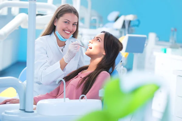 Médico Está Falar Com Paciente Conceito Dentista — Fotografia de Stock