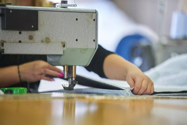 Costurera Trabajadora Una Fábrica Que Cose Con Una Máquina Coser — Foto de Stock