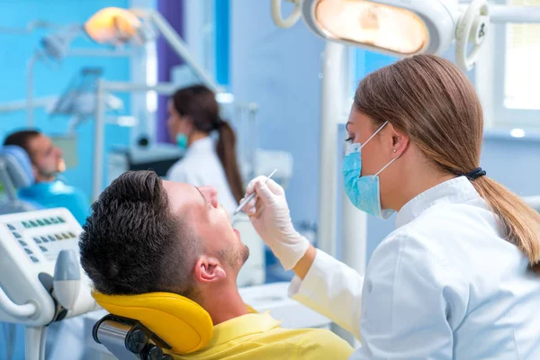 Doctor Talking Her Patient Dentist Concept — Stock Photo, Image