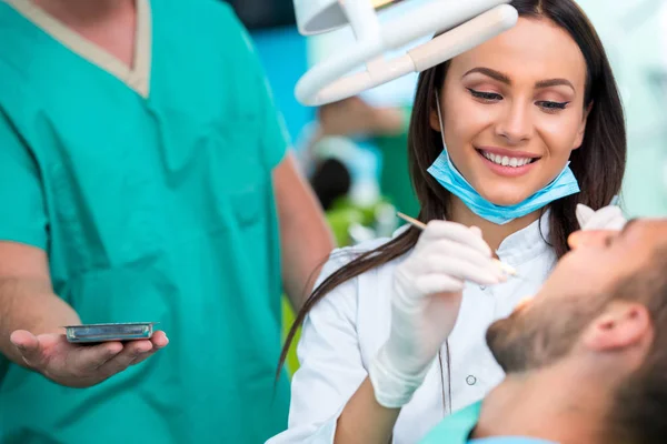 Dentista Examinando Los Dientes Paciente Dentista — Foto de Stock